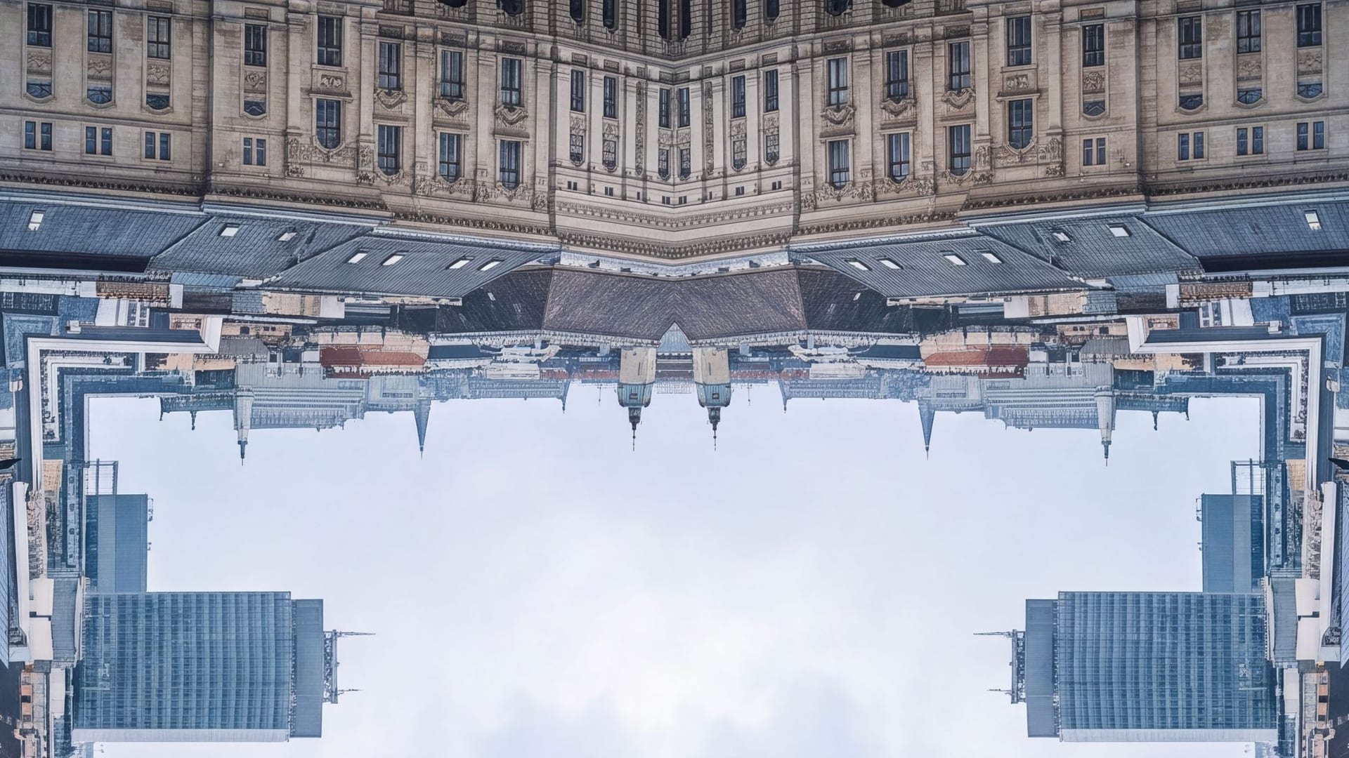 Eine gespiegelte Gründerzeitfassade, senkrecht nach oben fotografiert. Gesimse und Fensterachsen laufen symmetrisch auf die Bildmitte zu.